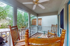 Terrace/patio - Updated Island Escape w/ Dual Suites - Golf, Tennis, Beach Club, Near Dining (Hilton Head)