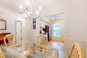 Dining - Updated Island Escape w/ Dual Suites - Golf, Tennis, Beach Club, Near Dining (Hilton Head)