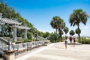Property grounds - Updated Island Escape w/ Dual Suites - Golf, Tennis, Beach Club, Near Dining (Hilton Head)