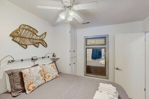 Tabla de planchar con plancha, wifi y ropa de cama 