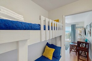 Tabla de planchar con plancha, wifi y ropa de cama 