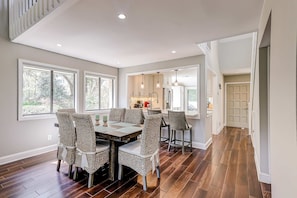 Dining - Golf course-front townhome near beach with two patios, balcony, & pool access (Hilton Head)