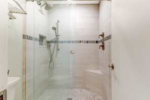 Dusche, Haartrockner, Handtücher