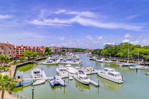 Marina - Penthouse living at Shelter Cove Marina with balcony, harbor view, pool & tennis (Hilton Head)