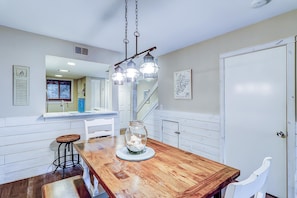 Dining - Chic beach condo with direct beach access, on-site pool, & private balcony (Hilton Head)