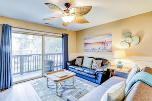 TV, DVD player, offices - Chic beach condo with direct beach access, on-site pool, & private balcony (Hilton Head)