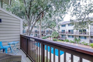 Property grounds - Chic beach condo with direct beach access, on-site pool, & private balcony (Hilton Head)