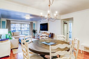 Dining - Pool View Villa |Walking distance to Coligny Beach and Shops (Hilton Head)