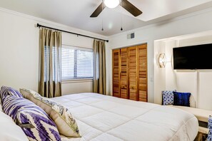 Desk, iron/ironing board, travel cot, WiFi - Pool View Villa |Walking distance to Coligny Beach and Shops (Hilton Head)