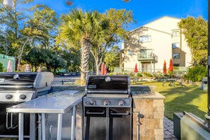 Terrace/patio - Top-floor condo with ocean views, on-site pools, beach access, & sports courts (Hilton Head)