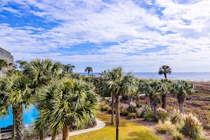 Pool - Oceanfront condo with a washer/dryer, central AC, pool, hot tub & beach access (Hilton Head)