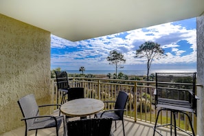 Outdoor dining - Oceanfront condo with a washer/dryer, central AC, pool, hot tub & beach access (Hilton Head)