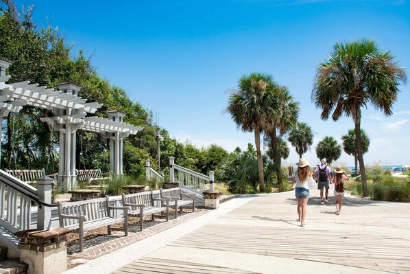 Property grounds - Ideally located island gem with an outdoor pool (Hilton Head)