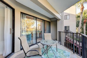 Terrace/patio - Cozy condo with tennis, pool, beach access, & private furnished balcony (Hilton Head)