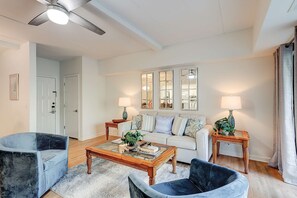 A living room with a sofa, two armchairs, a coffee table, and a ceiling fan. - Cozy condo with tennis, pool, beach access, & private furnished balcony (Hilton Head)