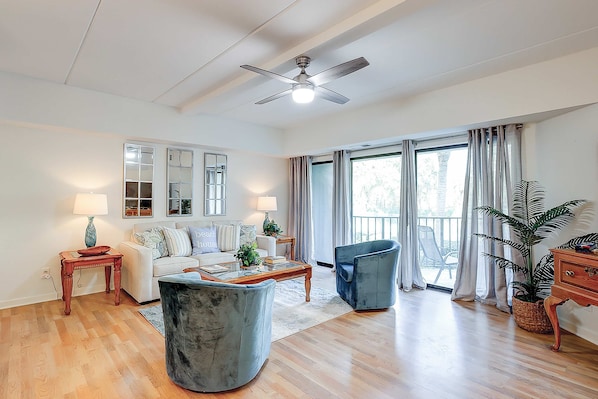 TV, offices - Cozy condo with tennis, pool, beach access, & private furnished balcony (Hilton Head)