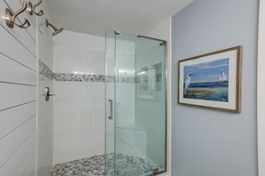 Shower, hair dryer, towels - Cozy condo with tennis, pool, beach access, & private furnished balcony (Hilton Head)