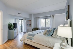 Iron/ironing board, WiFi, bed sheets - Cozy condo with tennis, pool, beach access, & private furnished balcony (Hilton Head)