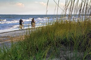 Beach nearby - Inviting Coastal Villa/Short Walk to the Beach (Hilton Head)
