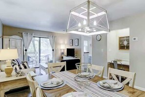 Dining - Inviting Coastal Villa/Short Walk to the Beach (Hilton Head)