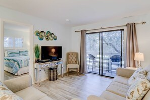 TV, DVD player, offices - Coastal Condo with Pool, Hot Tub, Tennis, Fast WiFi, AC, & W/D - Near the Beach (Hilton Head)