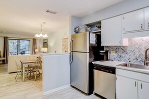 Fridge, microwave, oven, stovetop - Coastal Condo with Pool, Hot Tub, Tennis, Fast WiFi, AC, & W/D - Near the Beach (Hilton Head)