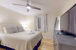Tabla de planchar con plancha, wifi y ropa de cama 