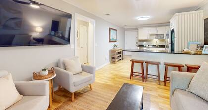 Charming third-floor condo- private balcony, shared pool, and steps to Coligny Plaza and the beach