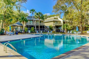 Pool - Comfortable Townhome with WiFi, Screened Porch, Shared Pool &. Tennis Court (Hilton Head Island)