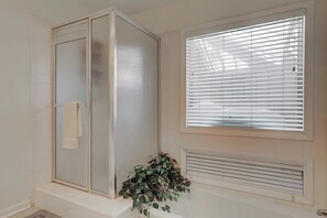 Shower, towels - Comfortable Townhome with WiFi, Screened Porch, Shared Pool &. Tennis Court (Hilton Head Island)