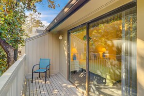 Property grounds - Comfortable Townhome with WiFi, Screened Porch, Shared Pool &. Tennis Court (Hilton Head Island)