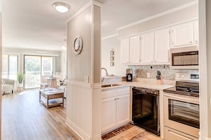 Fridge, microwave, oven, stovetop - Cozy condo with pools, hot tub, tennis, gym & beach access (Hilton Head)
