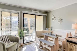 TV, offices - Cozy condo with pools, hot tub, tennis, gym & beach access (Hilton Head)