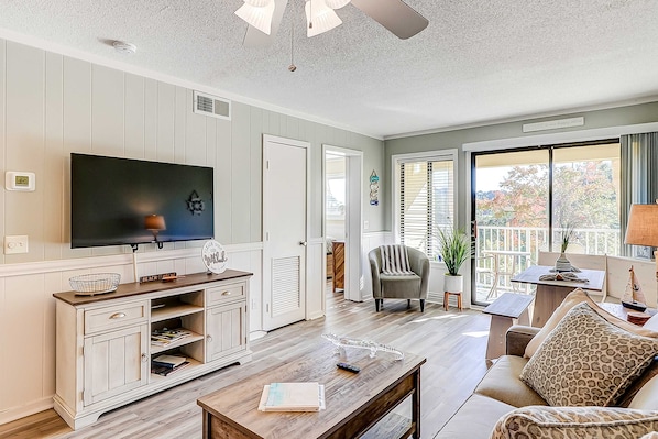 TV, offices - Cozy condo with pools, hot tub, tennis, gym & beach access (Hilton Head)