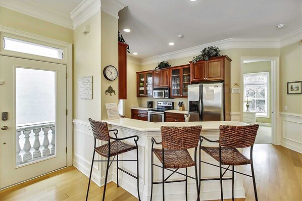 Fridge, microwave, oven, stovetop - Dog-friendly home with private pool, WiFi, W/D & central AC - snowbird-friendly (Hilton Head)