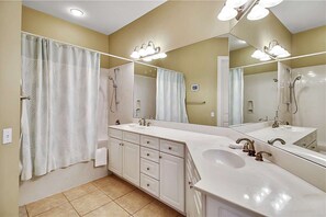 Douche, sèche-cheveux, serviettes fournies