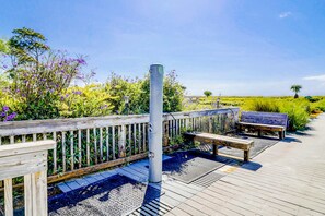 Terrace/patio - Condo Steps from Ocean with WiFi, Partial Beach Views, Heated Pool/Grills (Hilton Head)