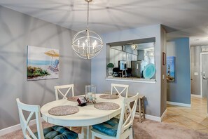 Dining - Two-story condo with pool - walk to Coligny Beach (Hilton Head)