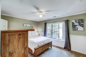 Escritorio, tabla de planchar con plancha, wifi y ropa de cama