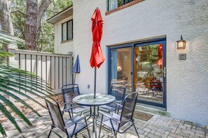 Outdoor dining - Dog-Friendly Condo w/ Fast WiFi, a Patio, & Shared Pool - Walk to the Beach (Hilton Head)