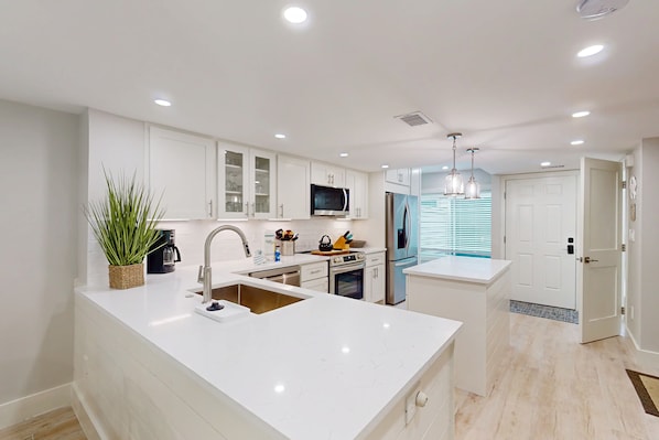 Fridge, microwave, oven, stovetop - Shipyard Plantation Villa at The Greens - Tennis, Golf, Pools & Beach Access (Hilton Head)