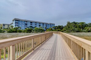 Property grounds - Pristine Beach Condo w/ Shared Pools, Free WiFi, and Central AC (Hilton Head)