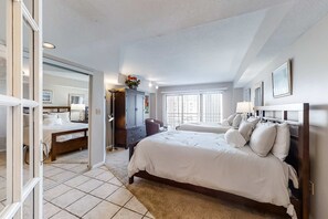 Iron/ironing board, WiFi, bed sheets - Family-friendly home w/ an ocean view + shared pool & hot tub - near the beach (Hilton Head)