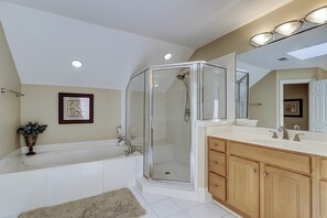 Shower, towels - Sunny & bright home near the beach w/ private pool & furnished deck (Hilton Head)