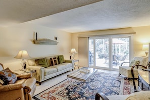 TV, DVD player, offices - Villa overlooking the lagoon with grill, pool & tennis - walk to the beach (Hilton Head)