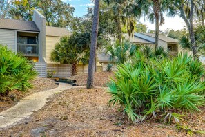 Property grounds - Villa overlooking the lagoon with grill, pool & tennis - walk to the beach (Hilton Head)