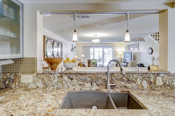 Interior - Villa overlooking the lagoon with grill, pool & tennis - walk to the beach (Hilton Head)