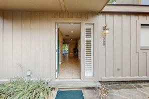 Exterior detail - Family-friendly condo w/ a furnished deck & shared pools - near golf & shops (Hilton Head)