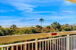 Property grounds - Coastal Condo with Shared Pool — Steps to the Beach, Walking Distance to Shopping and Dining (Hilton Head)