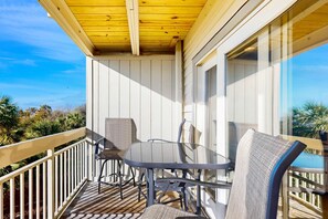 Outdoor dining - Coastal Condo with Shared Pool — Steps to the Beach, Walking Distance to Shopping and Dining (Hilton Head)